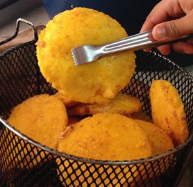16-12-16-comida-en-la-playa-arepa-de-huevo