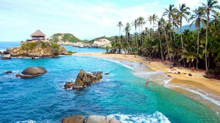 Guía Completa para Conducir en Santa Marta: Parqueaderos, Rutas y Restricciones 2026