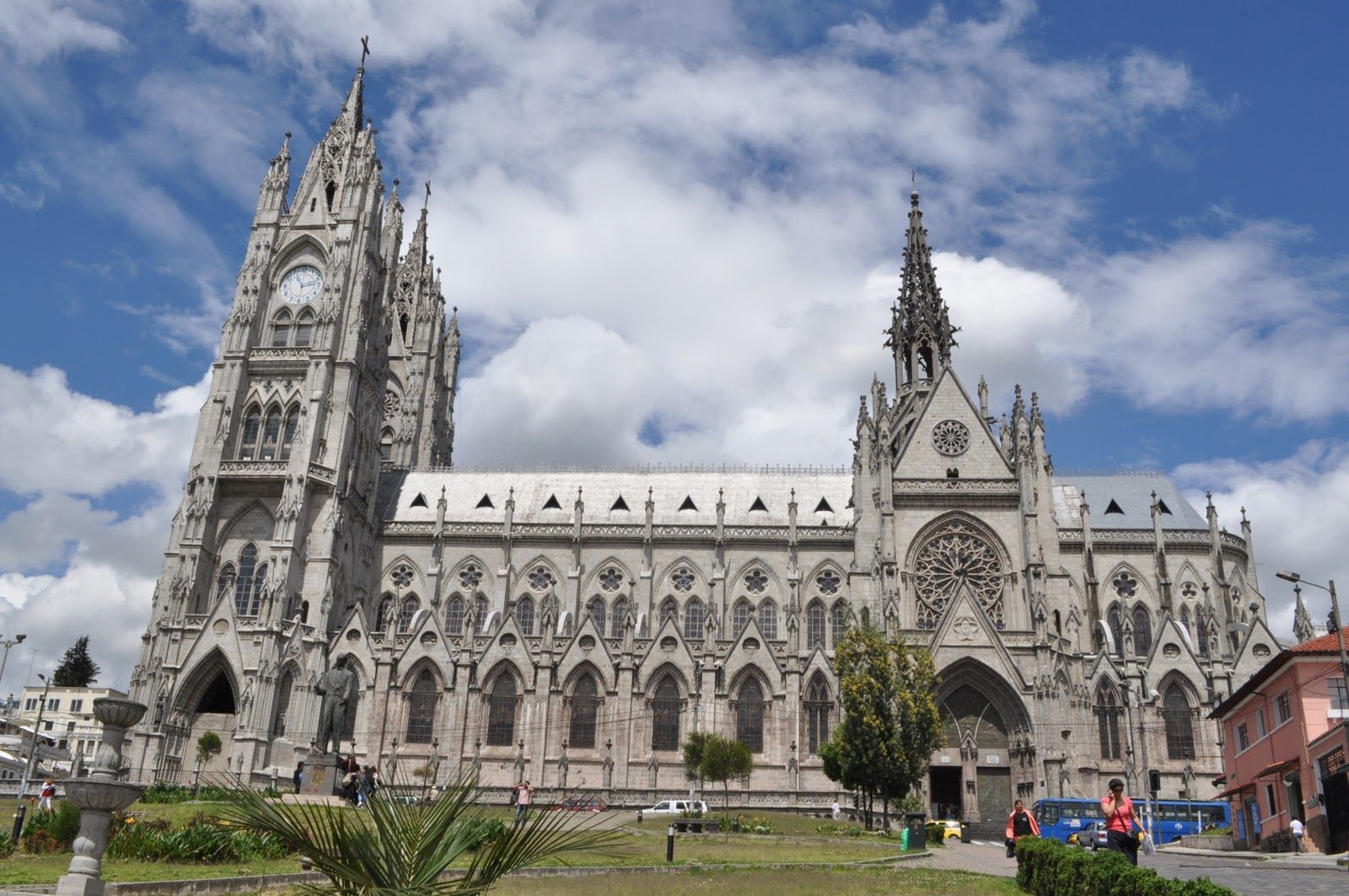 ¿Qué hacer en Quito? - Basílica del Voto Nacional