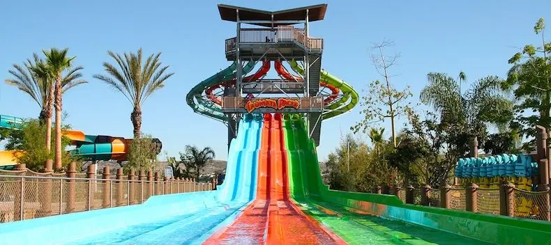 Plan 6: Montarte en un tobogán de un parque acuático: