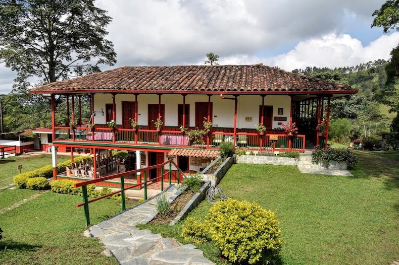 Recorrer Colombia por carretera - Alquiler de carros en Eje Cafetero