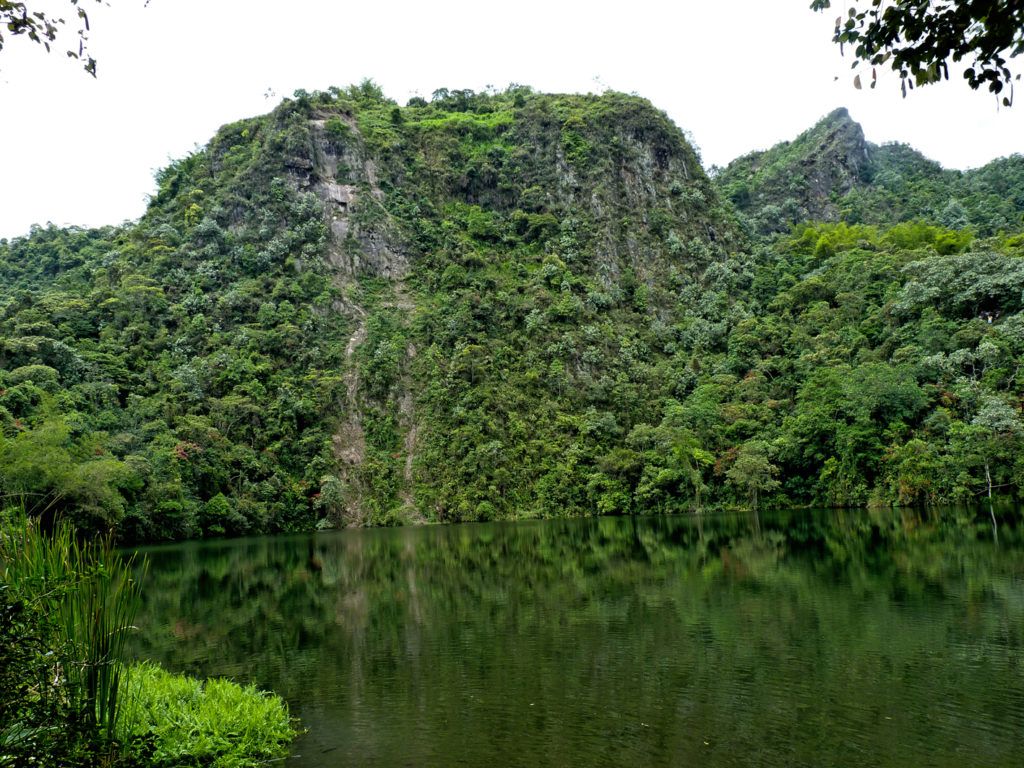 Laguna el Tabacal - Carretera que une Bogotá con Medellín