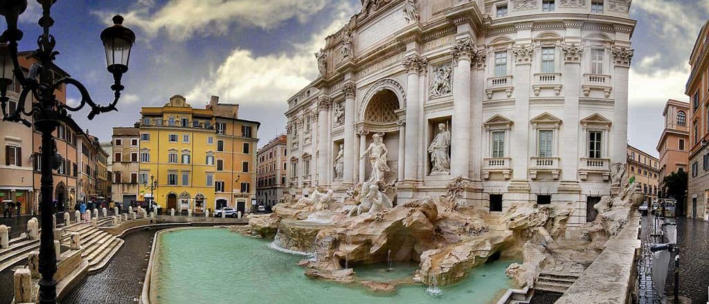la fontana de trevi uno de los lugares para visitar en Italia