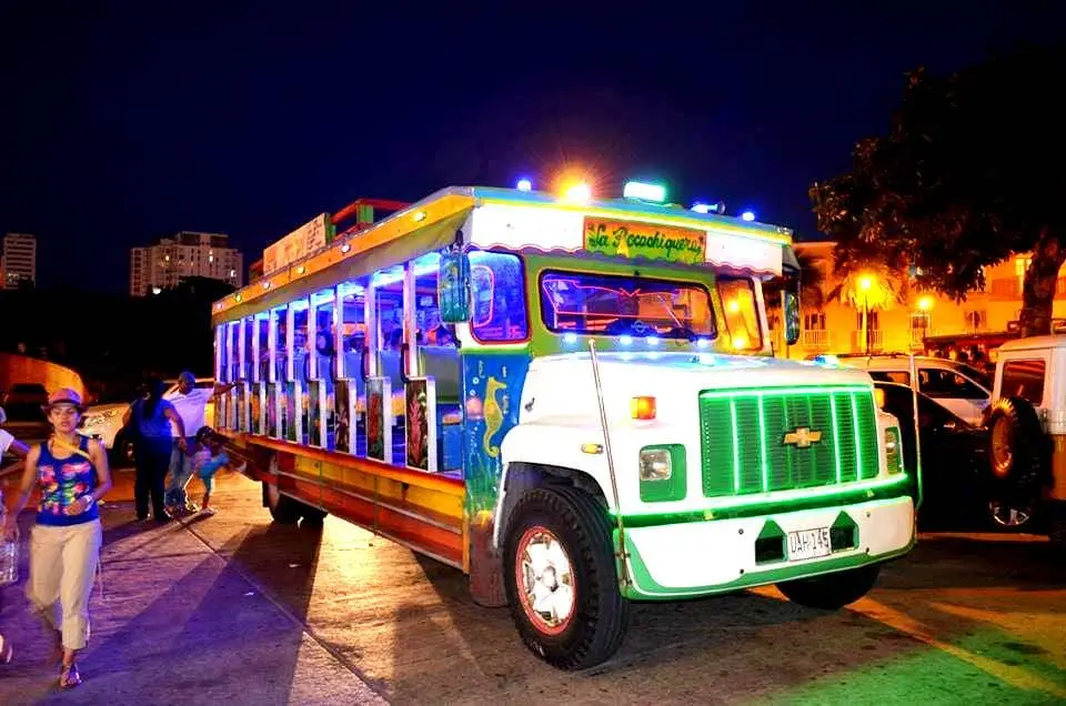 chiva copia rumba (renta de carro en cartagena)